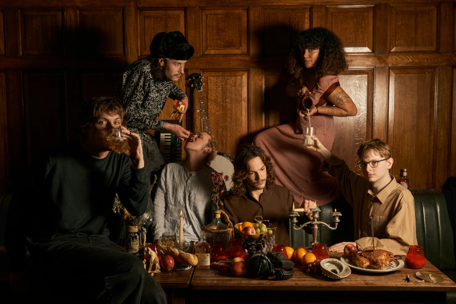 Die Band Ugly an einem Tafeltisch mit Früchten und Getränken